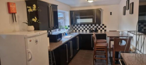 Budget 4 BedRoom house,Entire place.Sleeps 10
